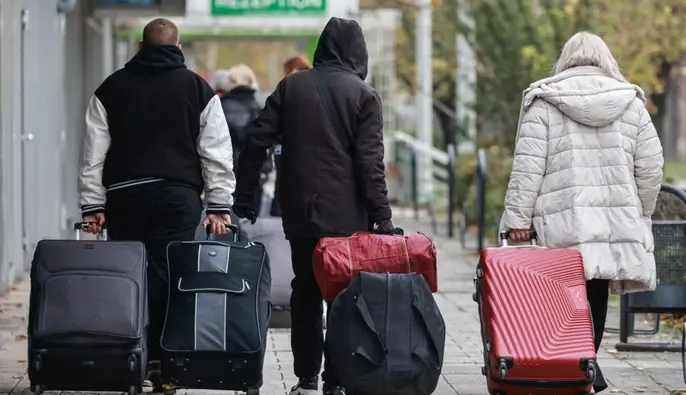 Мігранти можуть допомогти відновити економіку після війни: чи підтримують це українці — результати опитування Апострофа