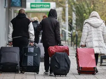 Мігранти можуть допомогти відновити економіку після війни: чи підтримують це українці — результати опитування Апострофа