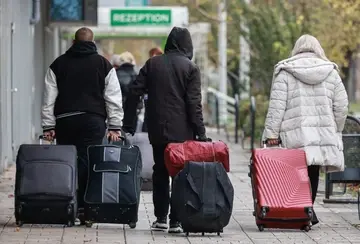 Мігранти можуть допомогти відновити економіку після війни: чи підтримують це українці — результати опитування Апострофа