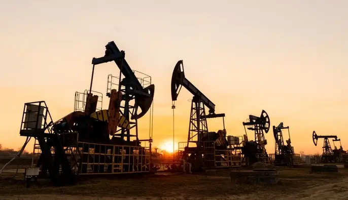 Цены на нефть снизились после резкого скачка: рынок ожидает результатов переговоров США и Ирана
