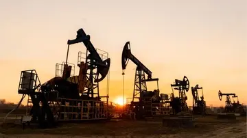 Ціни на нафту знизилися після різкого стрибка: ринок очікує результатів переговорів США та Ірану