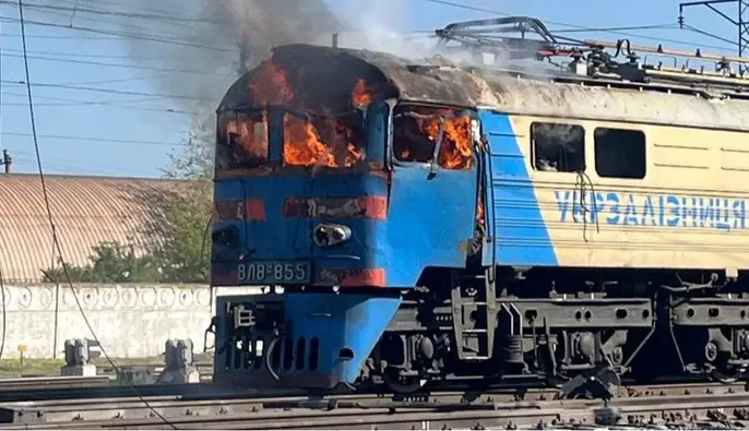 В Харьковской области российский дрон попал в тепловоз, пострадал железнодорожник.