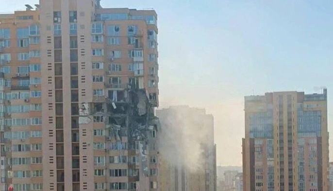 Пошкоджені російськими обстрілами будинки в Києві відновлюють надто повільно — депутатка