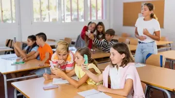У Польщі хочуть заборонити телефони та смартгодинники в школах 