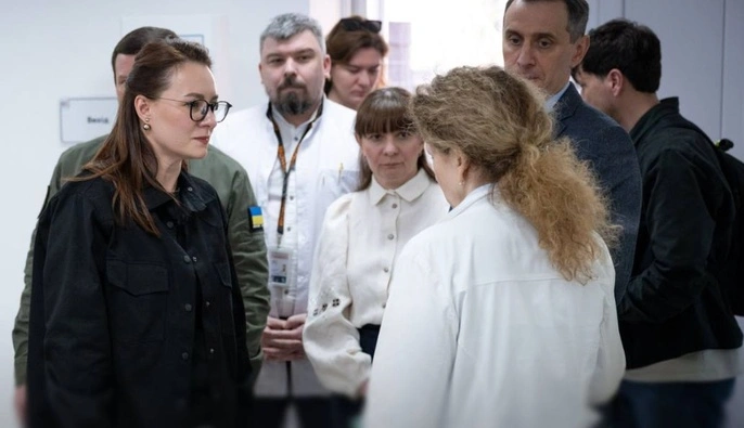 Уряд продовжив додаткове фінансування для оплати праці медиків у зоні бойових дій — Свириденко