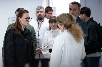 Уряд продовжив додаткове фінансування для оплати праці медиків у зоні бойових дій — Свириденко
