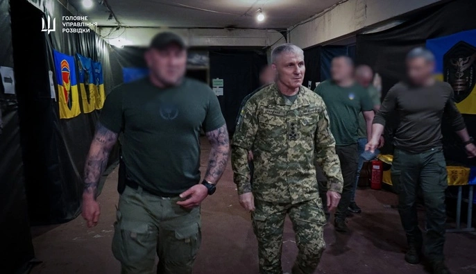 Начальник ГУР Иващенко посетил передовые подразделения разведки и отметил бойцов