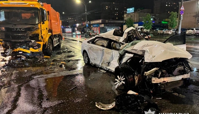 У Києві сталася ДТП за участі авто та вантажівки 