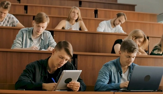 340 тысяч студентов и 10 тысяч вакансий: почему бизнес призывает молодежь оставаться в Украине