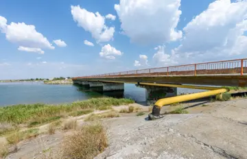 У Генічеську уражено міст, який з’єднує місто з Арабатською стрілкою: як вплине на логістику росіян