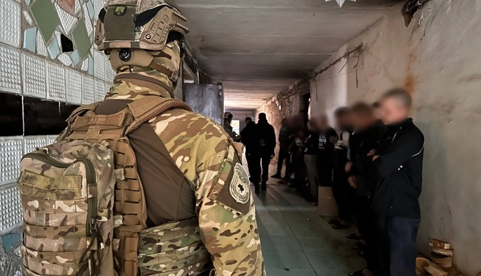 В Киеве разоблачили схему трудового рабства – людей с вокзала вывозили на лесопилки и забирали документы