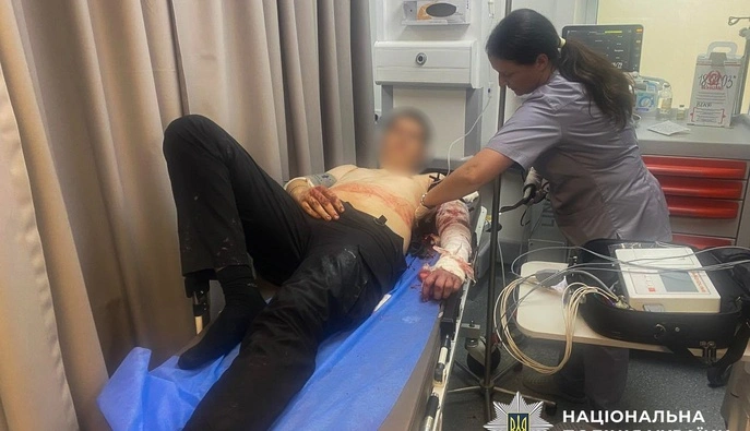 В Запорожье мужчина напал с ножом на полицейских во время обыска: они открыли огонь