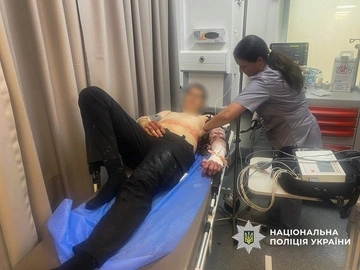 У Запоріжжі чоловік напав з ножем на поліцейських під час обшуку: вони відкрили вогонь