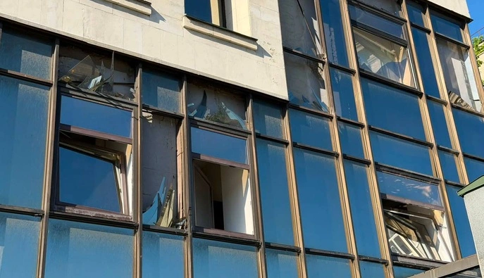 В результате российского обстрела повреждено здание Высшего антикоррупционного суда – фото