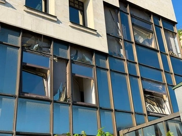 В результате российского обстрела повреждено здание Высшего антикоррупционного суда – фото