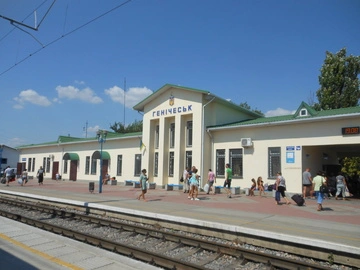 Під Генічеськом ЗС РФ масово перефарбовують військову техніку в цивільні кольори