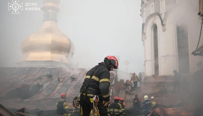 Після нічної атаки РФ у Києві тривають рятувальні роботи на шести локаціях: у ДСНС розповіли деталі