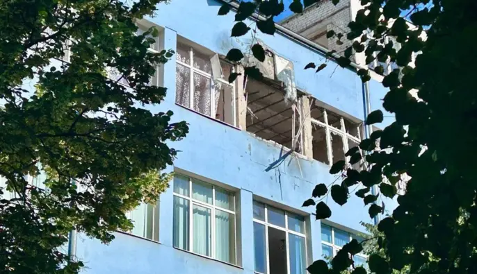 На Сумщине российские удары повредили горсовет и учебное заведение: подробности