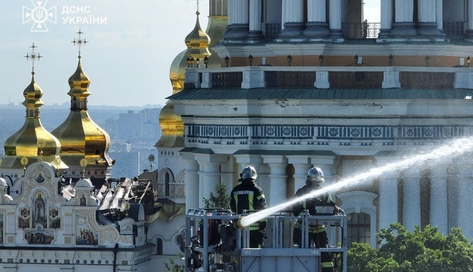 Зеленський показав Трампу фото пошкодженої росіянами Києво-Печерської лаври — Reuters