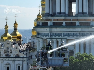 Зеленский показал Трампу фото поврежденной россиянами Киево-Печерской лавры - Reuters