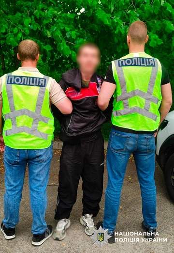 У Києві затримали рецидивіста, який пограбував квартиру та скоїв розбійний напад у Печерському та Голосіївському районах