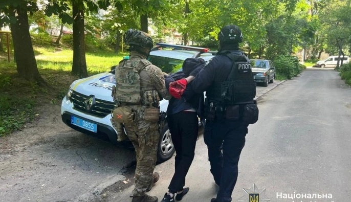 У Тернополі поліцейські затримали чоловіка, що разом із жінкою забарикадувався у квартирі 