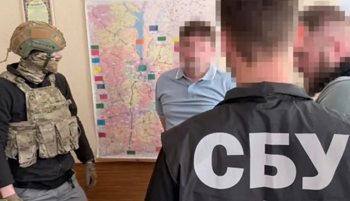 Від 100 тис. грн щомісяця: керівництво Київського обласного дорожнього управління викрили на схемах