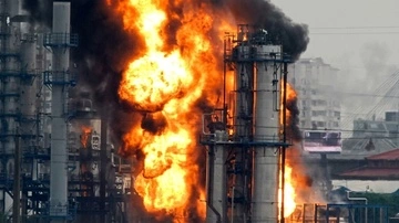 Россия потеряла треть нефтепереработки из-за ударов по НПЗ — эксперт