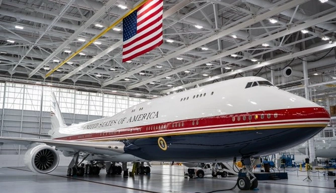 Трамп вперше показав літак, подарований Катаром для президентських польотів