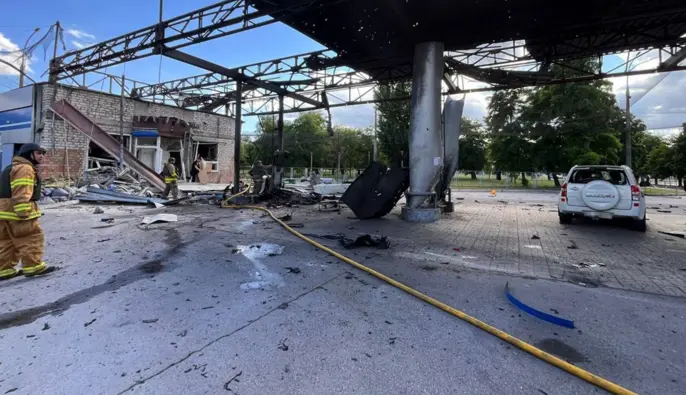 Повреждены лицей, предприятие и АЗС: в ГСЧС показали последствия атак по Днепропетровщине
