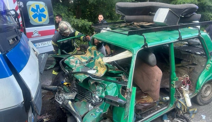 ДТП під Києвом: загинуло двоє дітей, ще десять людей травмовані 