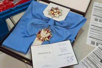 Зеленський відправив поштою орден Білого Орла президенту Польщі: деталі 