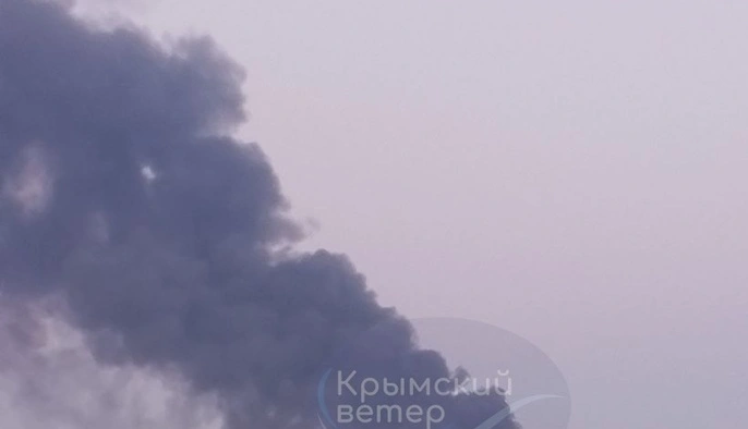 Безпілотники атакували Крим, рух по Керченському мосту зупинено  