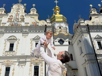 "Свет победит тьму": Притула окрестил сына в Лавре, которую атаковали россияне