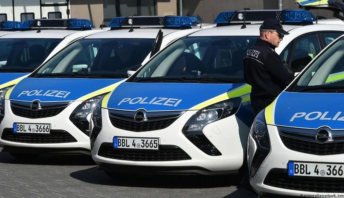 В немецком Мангейме мужчина напал на двоих знакомых и ранил их