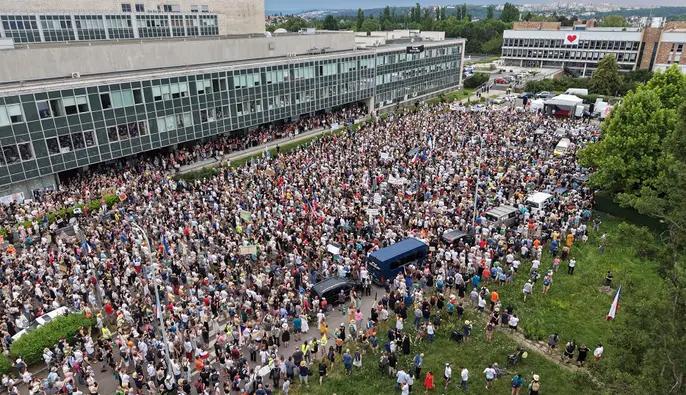 В Праге тысячи людей вышли на протест из-за реформы финансирования общественных медиа