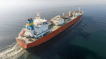 Великобритания хочет продать нефть с захваченного РФ танкера в пользу Украины — сколько это может принести