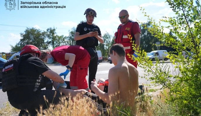 Войска РФ ударили КАБами по пляжу в Запорожье: ранены шесть человек