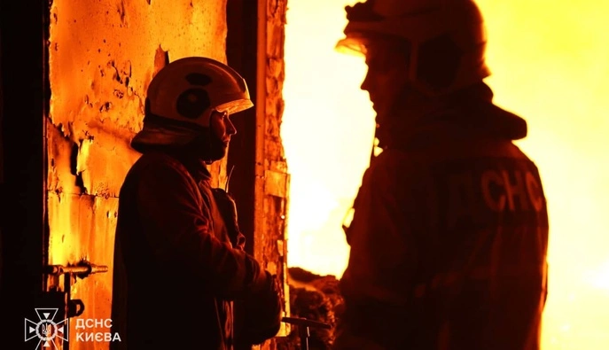 Київські рятувальники ліквідували пожежу після вечірньої атаки РФ – фото наслідків
