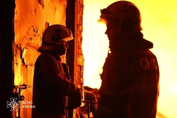 Київські рятувальники ліквідували пожежу після вечірньої атаки РФ – фото наслідків