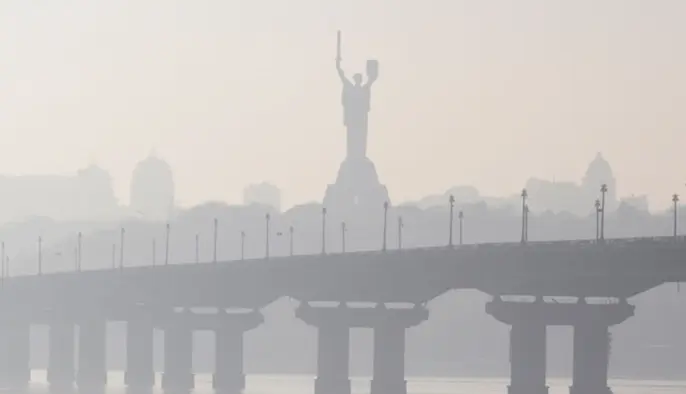 У низці районів Києва фіксують сильне задимлення: яка причина 