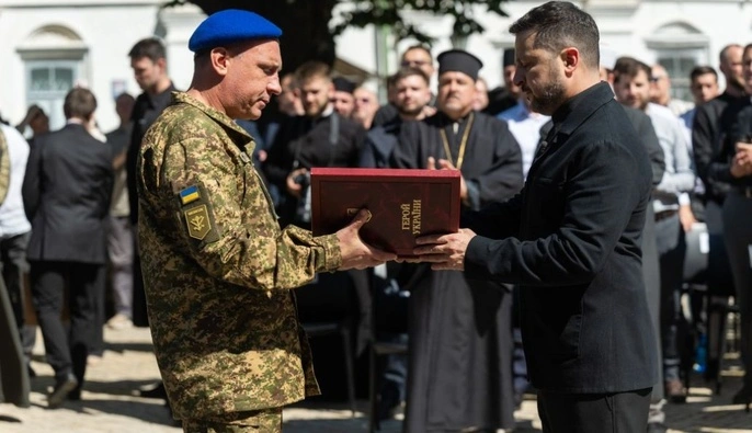 Зеленський відзначив військових і цивільних українців нагородами до Дня Конституції