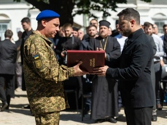 Зеленський відзначив військових і цивільних українців нагородами до Дня Конституції