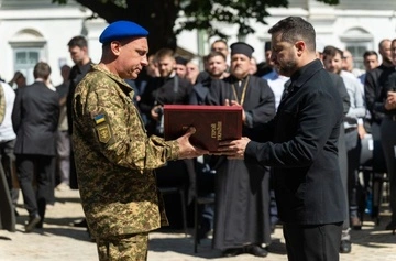 Зеленский отметил военных и гражданских украинцев наградами ко Дню Конституции