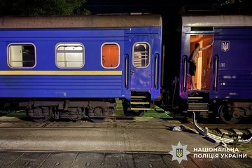 Проигнорировал светофор и выехал на переезд: автомобиль врезался в пассажирский поезд в Хмельницком