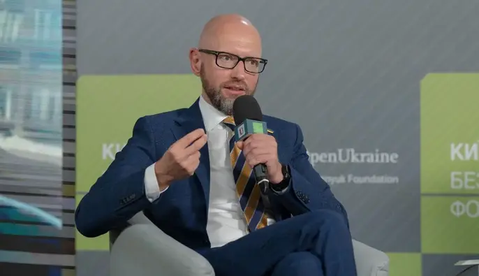 Українцям не варто було відмовлятися від орденів, отриманих не від Навроцького – Яценюк