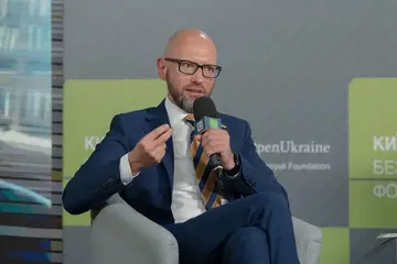 Українцям не варто було відмовлятися від орденів, отриманих не від Навроцького – Яценюк