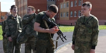 С 1 сентября в России расширяют военную подготовку детей в школах