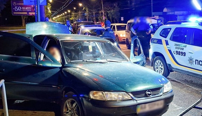 В Николаеве мужчина застрелил двух колумбийцев в авто: его задержала полиция