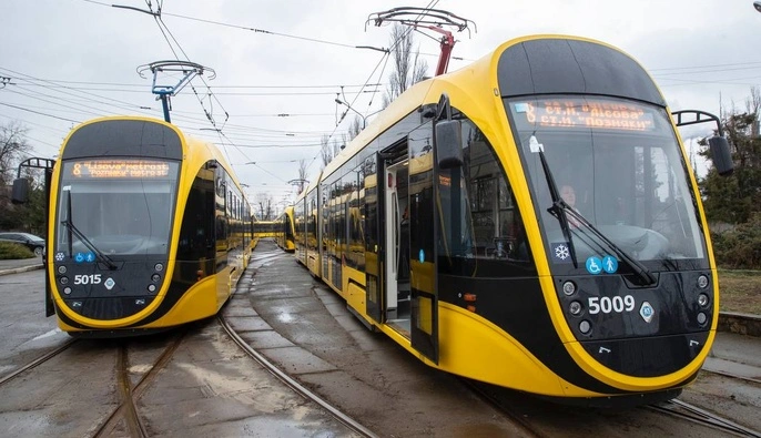 У Києві після нічної атаки змінили рух транспорту – що не курсує зараз